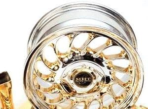 Felge mit goldener Oberfläche, Detailaufnahme am Speichenstern